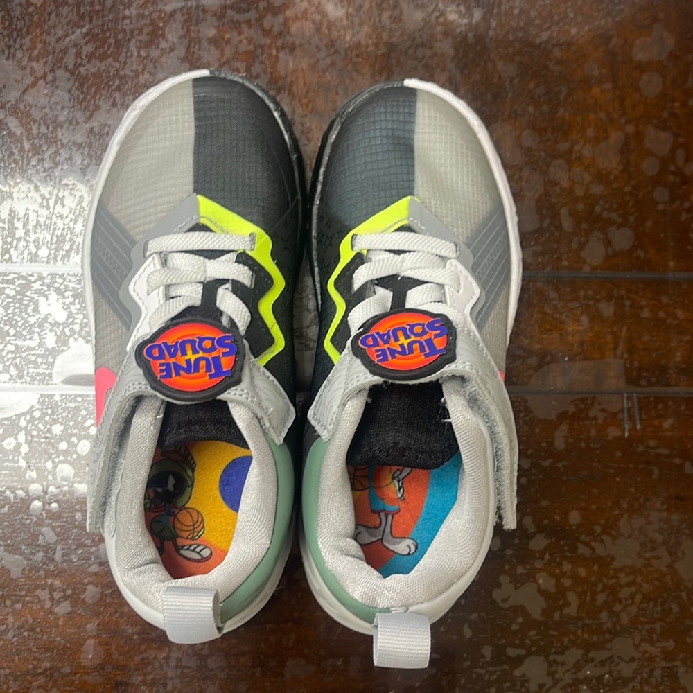 New kids nike tune squad size 11